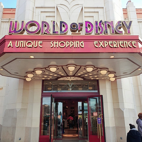 Disney is meester in het creëren van unieke ervaringen, ook in hun winkels. 